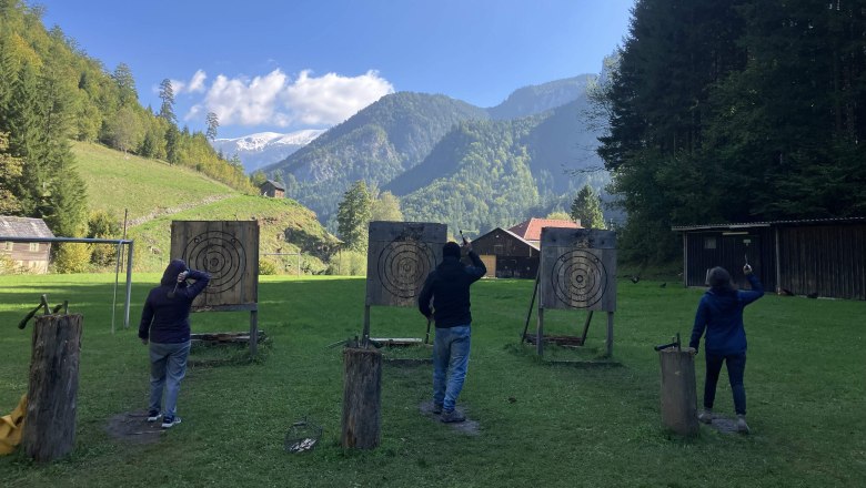 Axtwerfen in Nasswald, © Wiener Alpen Axtwerfen in Nasswald, © Wiener Alpen