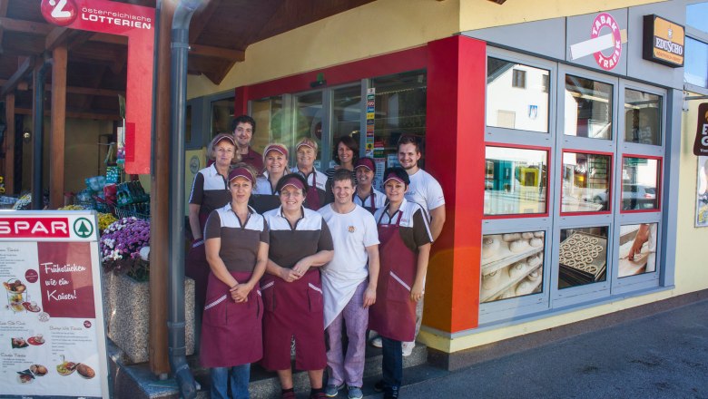 Sales team, © Clemens Trenker, BA A group of people in work clothes in front of a store.