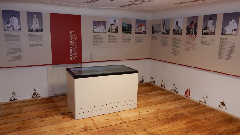 Fortified church documentation, © Marktgemeinde Edlitz Interior view of an exhibition on fortified church documentation with information boards and a display table.