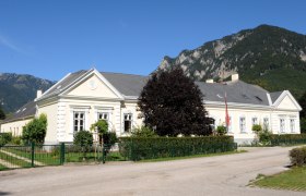 Gerhardthof Reichenau, © Gerhardthof Reichenau Ein großes, helles Gebäude mit Garten vor einer Bergkulisse.