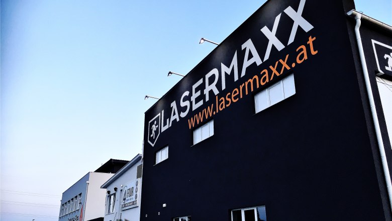 Lasermaxx back, © Suracon OG Gebäude mit großem Lasermaxx-Logo und Website-Adresse auf der Fassade.