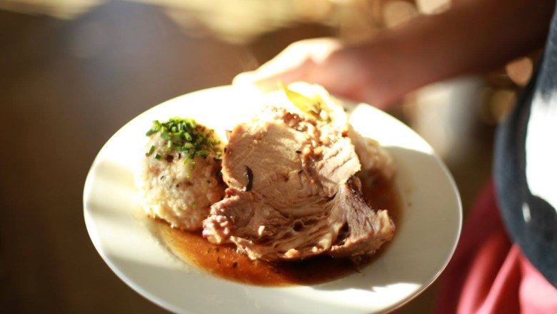 Selbst gemachte Speisen., © Waxeneckhaus Ein Teller mit Braten, Knödel und Soße.
