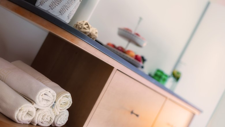 Wellnessbereich - Buffet, © Hotel Belvedere/Gregor Hartmann Ein Wellnessbereich mit Handtüchern und einem Buffet mit Obst.