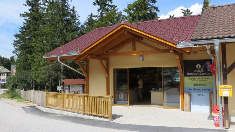 naturpark-zentrum, © Naturpark Hohe Wand Eingang eines Naturpark-Zentrums mit Holzveranda und Informationsschild.
