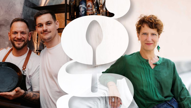 Mädchen & Wolf mit Künstlerischer Leiterin des Wortwiege Festivals Anna Luca Krassnigg, © Zoe Hackenberg, Andrea Klem Zwei Männer in einem Restaurant und eine Frau in grüner Bluse, getrennt durch ein großes, stilisiertes 'g'.