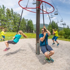 Wippen, Karusselle, Rutschen uvm. am Schaukelweg , © Wiener Alpen/Kremsl Wippen, Karusselle, Rutschen uvm. am Schaukelweg , © Wiener Alpen/Kremsl