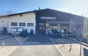 Schmankerleck in Putzmannsdorf, © Schmankerleck Außenansicht eines Gebäudes mit dem Schild 'Schmankerl-Eck'.