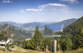 Blickplatz Edelweißhütte Schneeberg, © Wiener Alpen, Foto: Franz Zwickl Blick von der Edelweißhütte auf den Schneeberg mit grünen Wäldern und Bergen im Hintergrund.