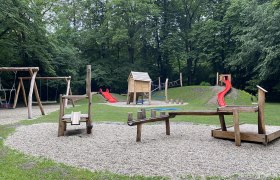 Spielplatz Stadtpark, © Stadtgemeinde Neunkirchen Spielplatz im Stadtpark mit Schaukeln, Rutsche und Klettergerüst.
