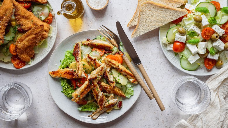 Salads, © Koll GmbH Three plates with different salads and bread on a table.