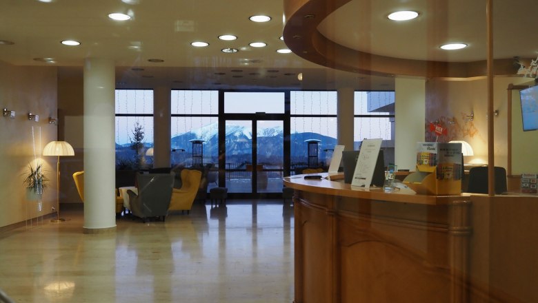 Rezeption Sporthotel Semmering, © Sporthotel Semmering Rezeption im Sporthotel Semmering mit Blick auf die Berge.