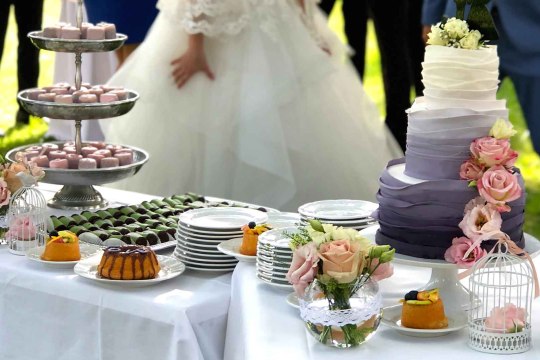 Die Agape, © Günter Brentrup Hochzeitsagape mit den Brautpaar im Hintergrund