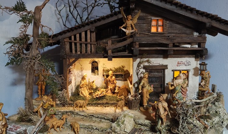 Krippe der Krippenrunde Scheiblingkirchen-Edelsee, © Wiener Alpen Detailreiche Weihnachtskrippe mit Figuren und Tieren in einem rustikalen Stall.