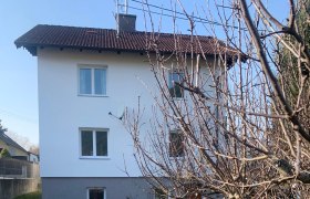 Außenansicht, © Marianne Gschaider Außenansicht eines weißen Hauses mit rotem Dach und Garten.