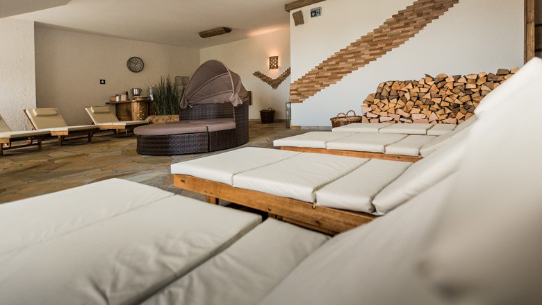 Relaxing in the huge wellness area of the Grandhotel, © Wiener Alpen, Christian Kremsl Relaxing in the huge wellness area of the Grandhotel, © Wiener Alpen, Christian Kremsl