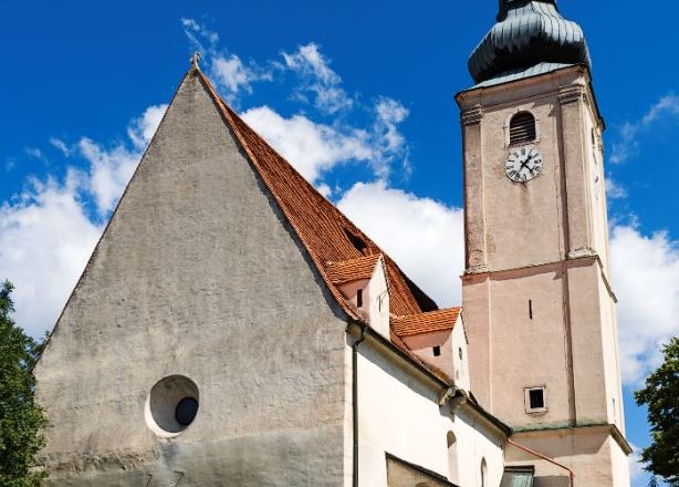 Pfarrkirche Wiesmath, © Walter Strobl, www.audivision.at Pfarrkirche Wiesmath mit Turm, Friedhofsmauer aus Stein und Uhr vor blauem Himmel.