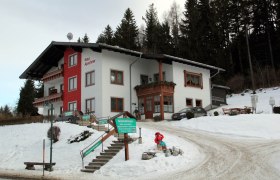Das Gästehaus Apschner im Winter, © Robert Apschner Winterliches Gästehaus Apschner mit Schnee und Wald im Hintergrund.