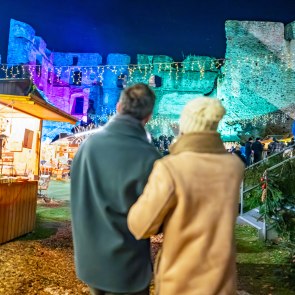 Adventmarkt auf der Burgruine Kirchschlag, © Wiener Alpen/Florian Luckerbauer Adventmarkt auf der Burgruine Kirchschlag, © Wiener Alpen/Florian Luckerbauer