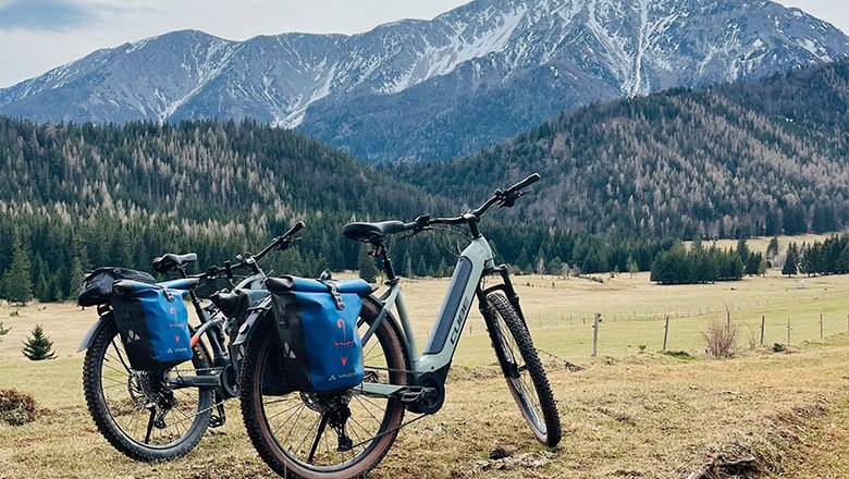 Mountenbiken im Schneebergland, © Angelika Burger Zwei Mountainbikes mit blauen Taschen vor einer Berglandschaft im Schneebergland.