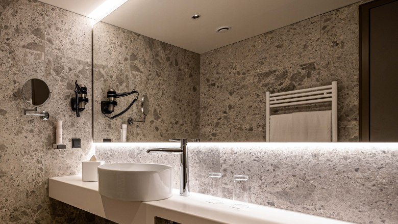 Badezimmer, © Philipp Blickfang Modernes Badezimmer mit Waschbecken, Spiegel und Handtuchhalter.