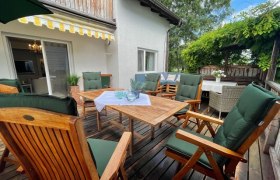 Terrasse, © Peter Klement Holzterrasse mit Tisch, gemütlichen Stühlen und Sonnenschutz.