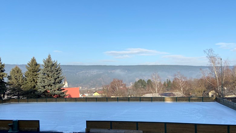 Eislaufplatz in Markt Piesting mit Bergpanorama , © Wiener Alpen Eislaufplatz in Markt Piesting mit Bergpanorama , © Wiener Alpen