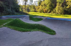 Pumptrack Bad Schönau, © Wiener Alpen Pumptrack in Bad Schönau mit grüner Umgebung und Bäumen im Hintergrund.