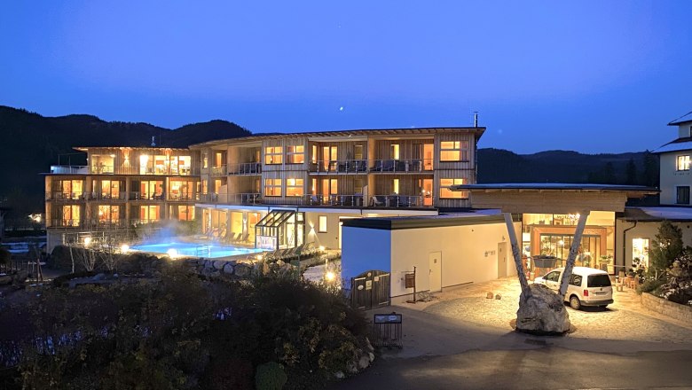 Molzbachhof bei Nacht, © Peter Pichler Hotel Molzbachhof bei Nacht mit beleuchteten Fenstern und Pool.