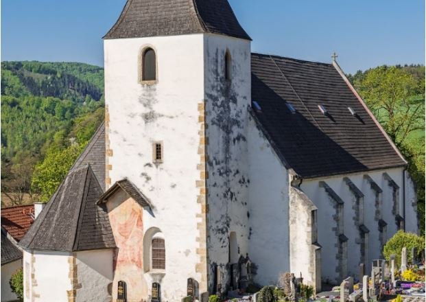 Wehrkirche Bromberg, © Walter Strobl, www.audivision.at Rustikale Wehrkirche Bromberg mit breitem Turm und Friedhof im Vordergrund.