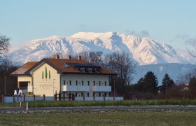 Außenansicht Schneebergblick, © Mattone GmbH Gebäude mit der Aufschrift 'mattone apartments' vor schneebedecktem Berg im Hintergrund.