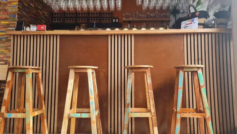 Siegl's Pub, © Siegl's Pub Innenansicht einer Bar mit Holzhockern und Gläsern über der Theke.