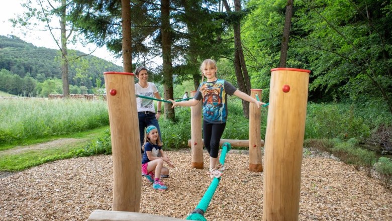 Motorik-Stationen entlang des Hexenweges, © DEV Bromberg, Korntheuer Motorik-Stationen entlang des Hexenweges, © DEV Bromberg, Korntheuer