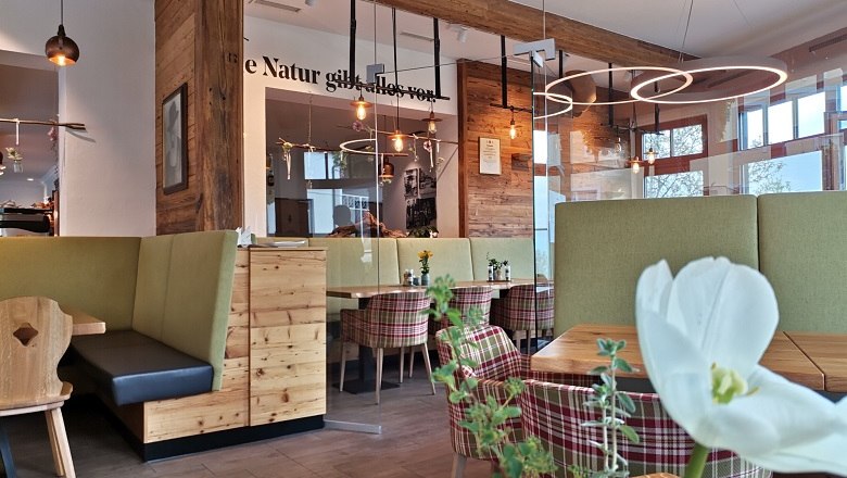Dorfstetter bakery, © Wiener Alpen Interior view of a cozy bakery with wooden furniture and modern lighting.