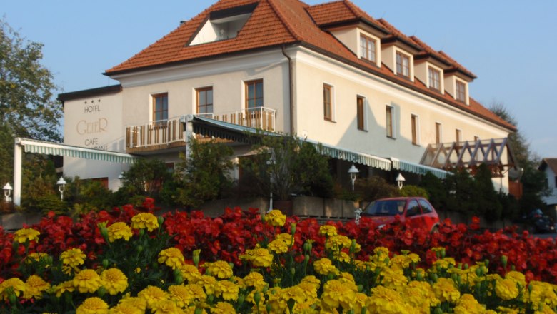 The Hotel Geier in Bad Schönau, © Johannes Geier Hotel Geier in Bad Schönau with flower bed in the foreground.
