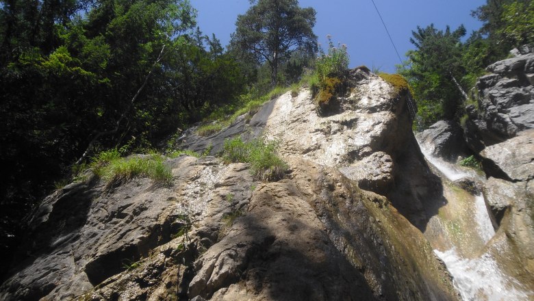 Sebastian waterfall Puchberg, © Victoria Weinberger Rocky waterfall with trees and blue sky.