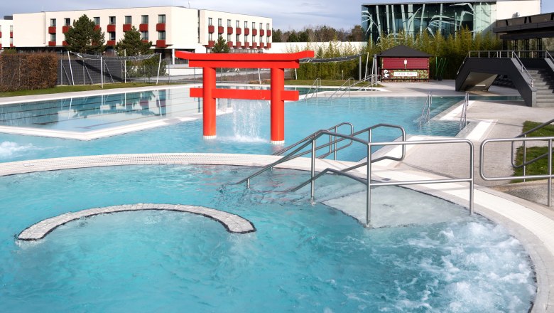Hotel Linsberg Asia, © Linsberg Asia Outdoor pool of Hotel Linsberg Asia with red torii and modern buildings in the background.