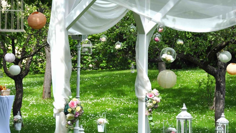 Heiraten im Schlosspark Gloggnitz, © Günter Brentrup Hochzeitsdekoration im Schlosspark Gloggnitz mit weißen Laternen und Blumen.