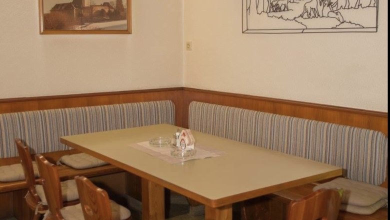 Stammtisch - Gasthof Maurer, © Bettina Gnadlinger Gemütliche Sitzecke in einem Gasthof mit Holzmöbeln und Wanddekorationen.