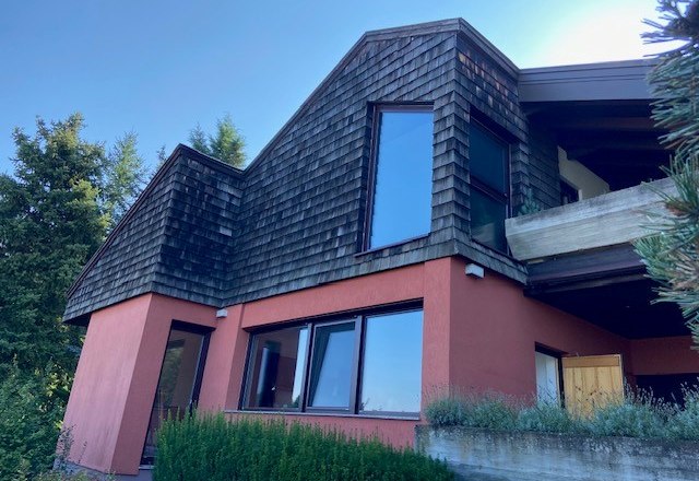 Apartment on the first floor, © Wiener Alpen Modern house with wooden shingles and large windows.