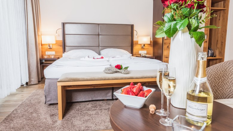 Doppelzimmer Hotel Schneeberghof, © Hotel Schneeberghof /Vladimir Dejanovic Doppelzimmer im Hotel Schneeberghof mit Bett, Rosen, Sekt und Erdbeeren.
