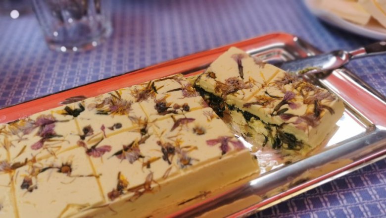 Süßes in Mei Kuchl, © Anita Brem-Hofer Kuchen mit Früchten auf einem Tablett am Tisch