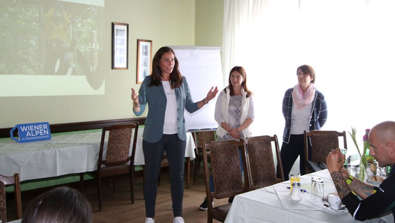 Begrüßung durch Wiener Alpen GF Mariella Klement-Kapeller, © Wiener Alpen Begrüßung durch Wiener Alpen GF Mariella Klement-Kapeller, © Wiener Alpen