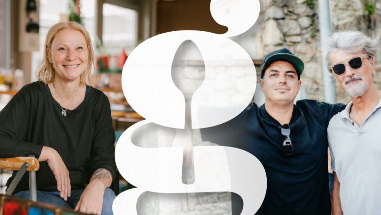 Siegl's am Markt mit Modern Brass Musiker Raoul & Raffael Herget, © Wiener Alpen/Sophie Menegaldo, Busy Shutters Drei Personen posieren für ein Foto, mit einem großen, stilisierten Buchstaben im Vordergrund.