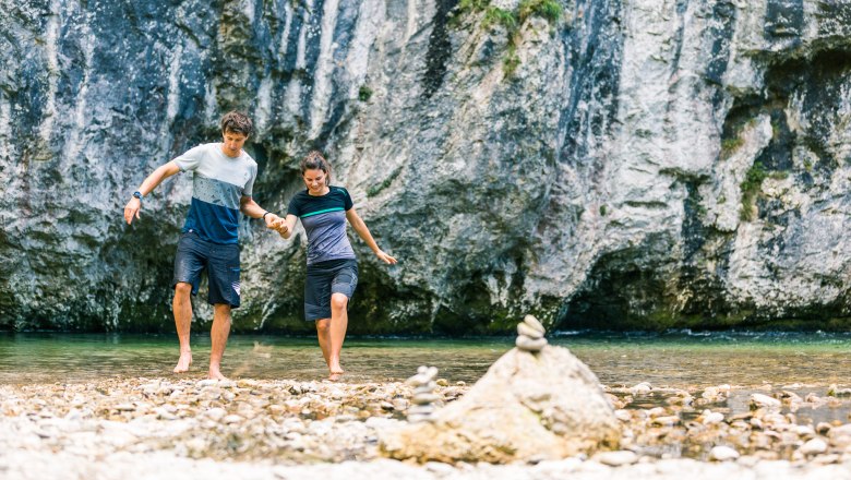 Wildromantisches Naturerlebnis im Höllental , © Wiener Alpen/Fülöp Barfuß durch die Schwarza im Höllental