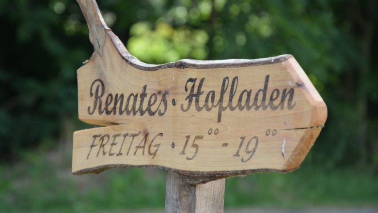 Sign at the entrance, © Gemeinde Schwarzenbach Wooden sign with the inscription 'Renates Hofladen' and opening hours 'Freitag 15-19 Uhr'.