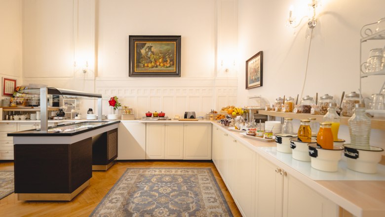 Hotel Zentral Frühstücksbuffet, © busyshutters/ Hotel Zentral Schwartz GmbH Frühstücksbuffet in einem Hotel mit verschiedenen Speisen und Getränken.