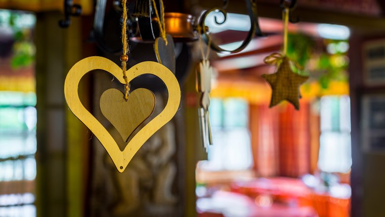 Innen ist die Hütte liebevoll dekoriert, © Wiener Alpen, Christian Kremsl Holzherz und Stern als Dekoration in einer gemütlichen Hütte.