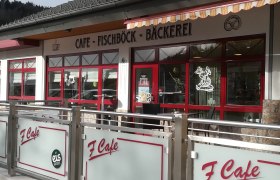 Café-Bäckerei Fischböck, © Wiener Alpen Außenansicht eines Cafés mit rotem Rahmen und Beschriftung 'Café Fischböck Bäckerei'.