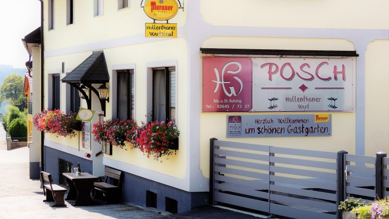 Das Gasthaus Posch, © Karl Gradwohl Außenansicht des Gasthauses Posch mit Blumen und Sitzgelegenheiten.