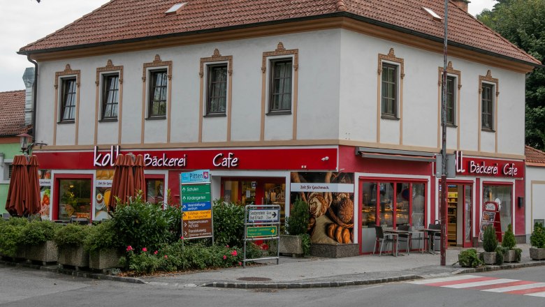 Specialty store with café in Pitten, © Koll GmbH A two-storey building with a café and bakery on the first floor in Pitten.